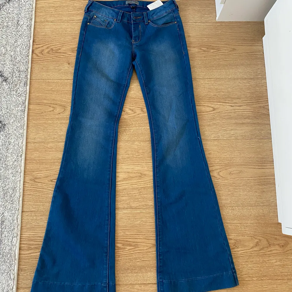 Lågmidjade bootcut jeans från bershka, helt nya aldrig använt, passar för tjejer över 165 cm, kontakta gärna för fler frågor o bilder om det behövs. . Jeans & Byxor.