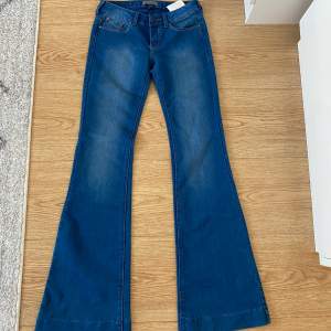 Lågmidjade bootcut jeans från bershka, helt nya aldrig använt, passar för tjejer över 165 cm, kontakta gärna för fler frågor o bilder om det behövs. 