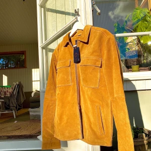 Human Scales Rick Row Suede Mocka Jacket - Hej, säljer nu min oanvända mocka jacka från Human Scales. Den är i splitternytt skick, tags sitter kvar och den är aldrig använd. Köpt för 3000kr från Brothers. Den är i storlek M men passar även L. Priset är inte hugget i sten. Hör av er vid frågor.