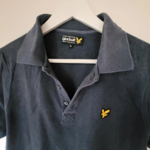 Lyle &Scott PIKE Stl.M - Marinblå Pikétröja Lyle & Scott Herr, men snygg, lite baggy till tjej också! Stl.M Använt skick, välhållen. Secondhandfynd!
