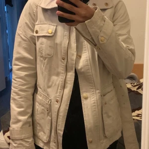 Lindex höst jacka - Säljer min höst jacka från Lindex storlek XS men passar också S i färgen beige.