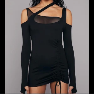 Svart klänning  - Helt ny med lappar o i påse. Från dollskill poster grl. Jätteskönt material, SKIT snygg men var snäppet för liten för mig. Nypris var runt 600