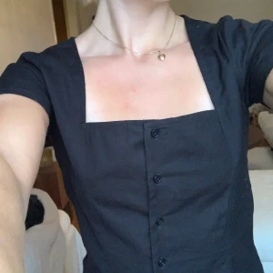 Square-shaped topp - Jättefin topp med fyrkantig ringning från nakd💗 fin både till vardags och till fest 💗Frakt tillkommer 