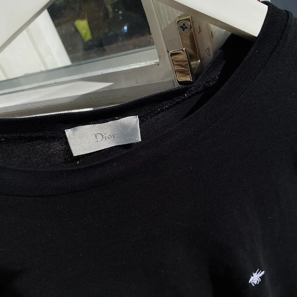 Hej, säljer nu min Dior T-shirt. Den är i bra skick utan tydliga tecken på användning. Nypris 5400 på Dior.com. Storlek M men passar även S. Priset är inte hugget i sten. Hör av er vid frågor.. T-shirts.