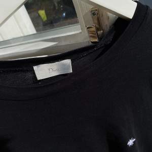 Hej, säljer nu min Dior T-shirt. Den är i bra skick utan tydliga tecken på användning. Nypris 5400 på Dior.com. Storlek M men passar även S. Priset är inte hugget i sten. Hör av er vid frågor.