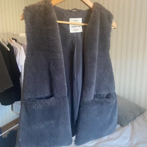 Pälsväst - Söt pälsväst från zaras barnavdelning passar mig som är en S