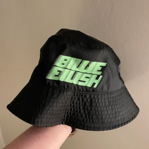 Billie eilish bucket hat - Billie eilish och h&m kollektion. används aldrig här så säljer den för 50kr+frakt 🎀 