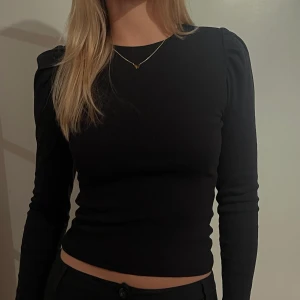 Svart basis tröja - Jättesöt svart basic tröja från veromoda/Pieces i storlek XS men väldigt stretchiga så passar S/M, endast använd ett fåtal gånger!🤍