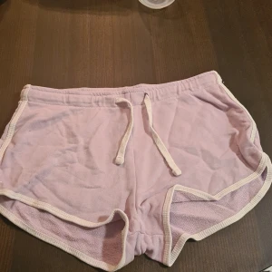 Shorts  - Jag säljer dessa fina shorts. Jag köpte dom för 90kr och säljer 30kr storlek M köparen betalar för frakten 