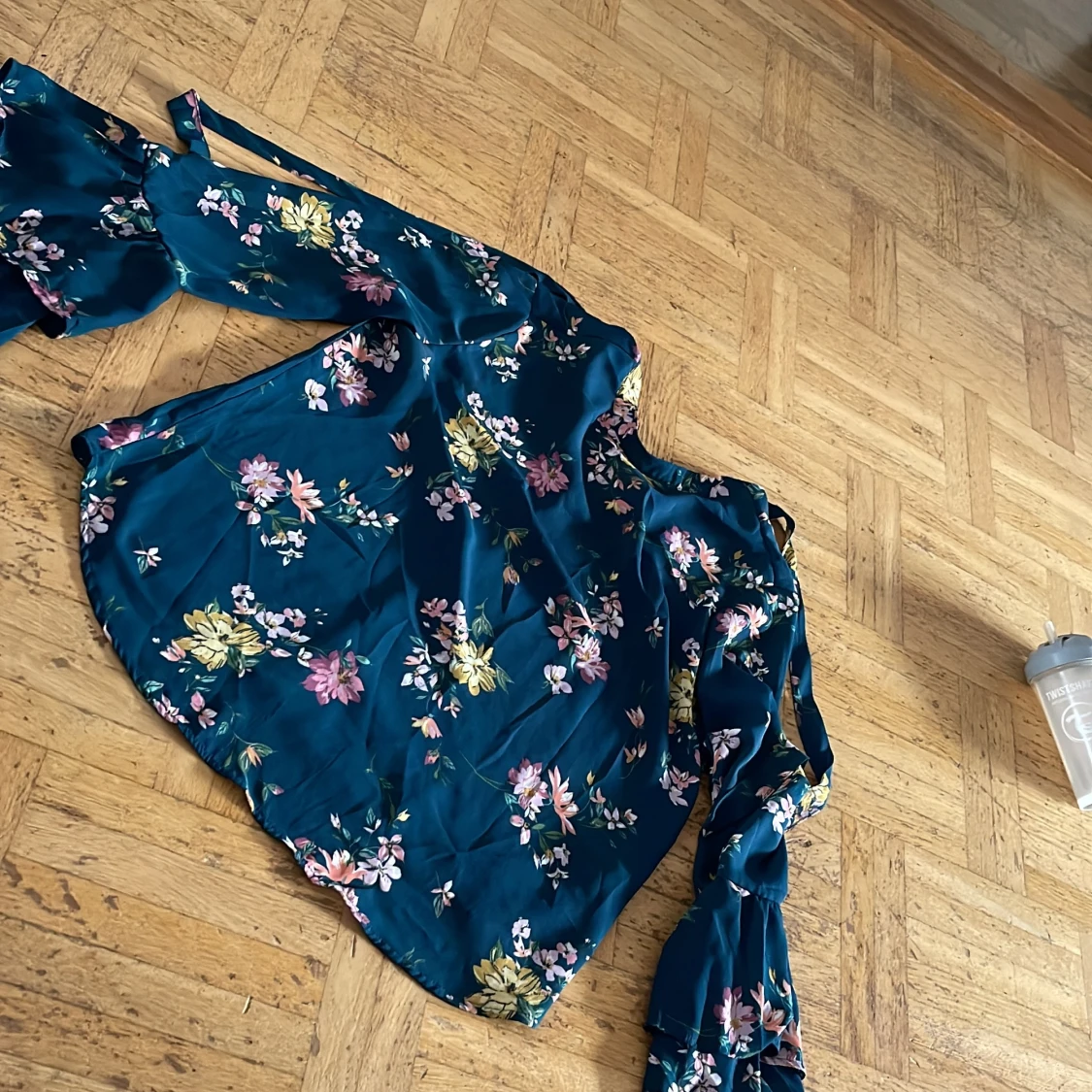 Bershka blus med trumpet armar stl s