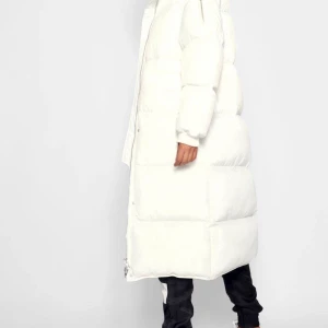 Lång Vit Vinterjacka  - Lång vit vinterjacka från missguided.se, köpt nyligen men det var 1 storlek för stor för mig! Oanvänd i nyskick testad 1 gång!
