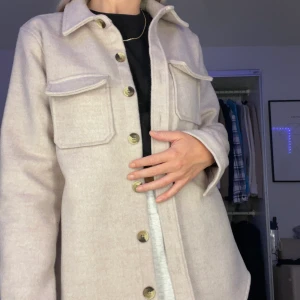 Jacka  - Säljer min jacka då den inte kommer till användning. Använd 1 gång. Storlek är 34 men passar mig perfekt som är en 36 