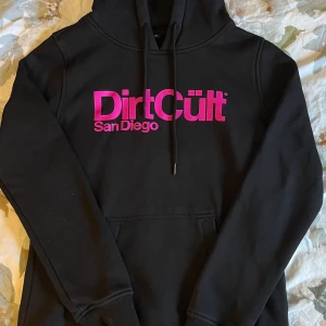 DirtCült hoodie - DirtCült hoodie i stl M.  I nyskick, max använd tre ggr. Skriv privat för fler bilder! Köparen står för frakten! 💕(säljer åt min syster)