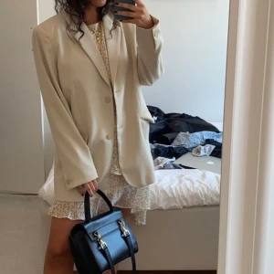 Weekday oversized kavaj  - Säljer denna sjukt snygga oversized kavaj i storlek 34. Passar mig som är en S/M perfekt! Har en foundationfläck på insidan av kragen som syns på bild 3, därav de låga priset. 