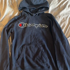 Champion Hoodie - Champion hoodie som inte passar mig längre. Relativt använd och inga snören finns till. 7/10 skick