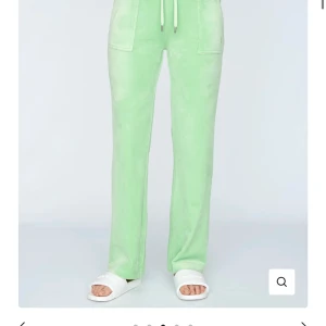 Juciy couture - Jag säljer hela mitt mintgröna sett från juciy couture. Jag har använt det en gång, så det är som nytt. Jag köpte det på NK för 2300kr Säljer hela setet för 1300kr💕