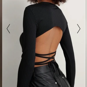 NA-KD tröja med öppen rygg - Svart tröja med öppen rygg från NA-KD i storlek S. Tröjan är helt oanvänd och har lappen kvar. Säljer för 150kr+frakt😊