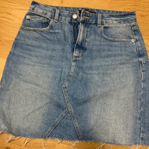 Kjol - En till jeans kjol, sliten nerifrån (modellen är så) väldigt snygg på (kan få mer bilder om det önskas)