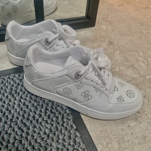 Guess sneakers - Nyskick!! Använd ca 1 månad. Har för mycket sneakers. Behöver inte längre