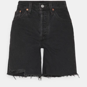 Levis shorts  - Säljer dessa Levis short som jag använde max 1 gång. De är i modellen 501 High waist Frakten är inte bestämd än!