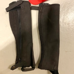 Chaps - Nästintill oanvända chaps, storlek xs.  Ingår även en piggborste om man vill. 