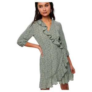 Grön Only klänning  - Grön långärmad klänning från Only. Storlek 40 men passar 38. 