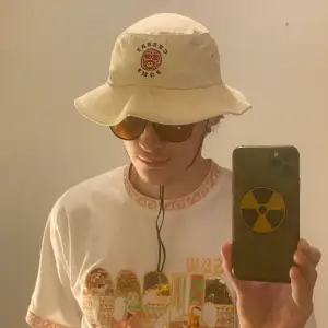 Skön och fin buckethat/safari hatt. Från cherrybomb albumet som Tyler the creator släppte 2015. Väldigt sällsynt!   Säljer i befintligt skick! Öppen till frågor och bud! 🌸