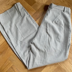 H&M storlek 42 - Lååånga, raka, beiga kostymbyxor som tyvärr inte kommer till användning. Köparen står för frakten 🌻
