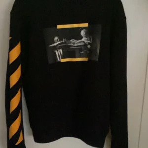 Off White Sweatshirt  - Äkta Off White Sweatshirt av Virgil Abloh säljes. Endast använd under 2 tillfällen, ny pris på 5000kr.