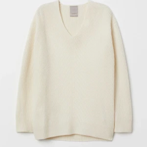 Kashmir tröja!! - Så fin tröja i 100% Kashmir från hm, den är helt slutsåld och är i super najs ”tjock” Kashmir💗 