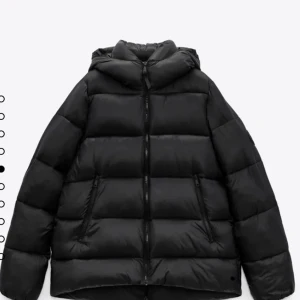 svart jacka - säljer denna jacka från zara. bra skick, skriv privat vid intresse🤍