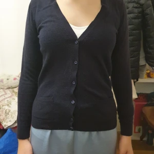 En fin svart/mörkblå kofta som passar med ett vitt linne under  - En fin kofta som passar med ett vitt linne och kom aldrig till andvändning :) 