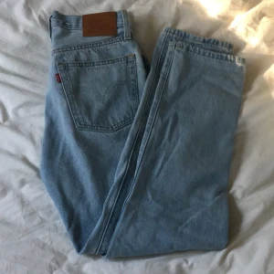 Levis 501 - Ett par ljusblåa Levis jeans❤️ är tyvärr för små för mig och i väldigt bra skick☺️ hör av dig vid frågor!! 