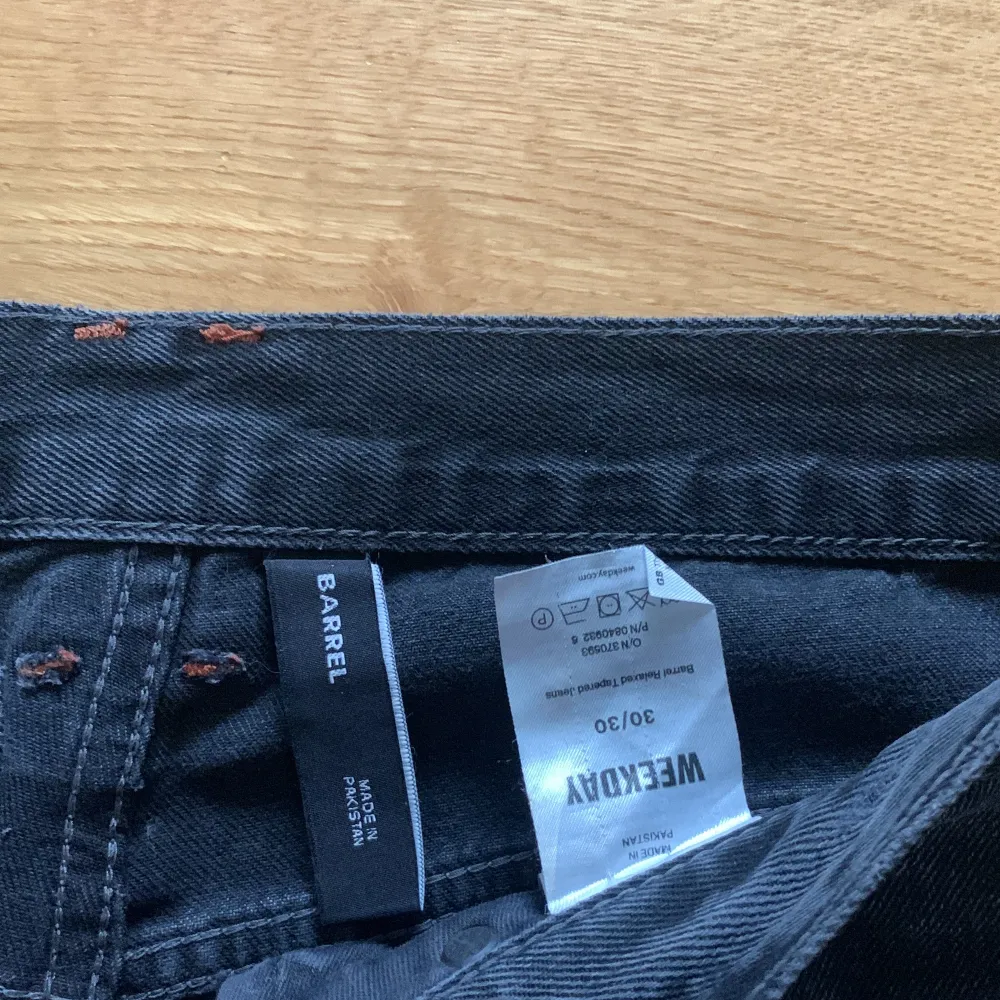 Säljer mina 30/30 jeans från weekday då dom är för små. (Använda 1 gång) 10/10 i skick och som nya. Modell: spece barrel . Jeans & Byxor.