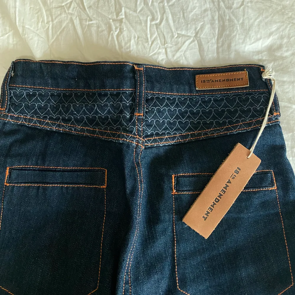 Helt nya jeans från märket 18th AMENDBENT i modellen ”BACALL - Queen of Hearts”. Jeansen är i storlek 27, har även ett par i storlek 26 och är tillräckligt långa i benen för att anpassa ens egen längd. Nypris: 2799kr. Säljs för 1700kr, öppen för förslag. . Jeans & Byxor.