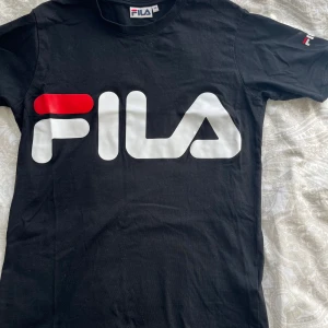 Fila T-shirt - Oanvänd fila tröja som bara legat i garderoben, säljer för att jag fick den i present och det var fel storlek.  Sitter som en S. Köptes i Norge för 600kr Kan fraktas eller mötas upp 