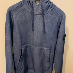 Stone island dust tröja 62090 - 2020FW Stone island tröja dust färg blå Använde inte den så mycket Väldigt sällsynt