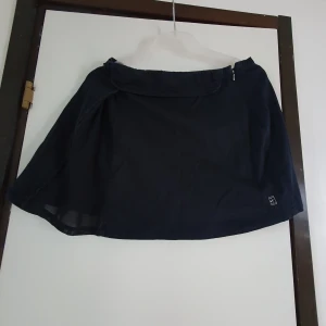 Nike - Nike tenniskjol,  tappat lite färg   Hund finns i Hemmet Frakt tillkommer/ Postnord 