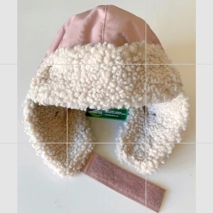 Kuling Levi Aviator Hat Woody Rose  - Size: 50 Color: Woody rose/Pink Cozy pile lining  Velcro closure at the chin  Fluorocarbon-free-water and dirt repellent  Condition: 100% new, with original packaging and tags 