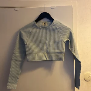 Aimn träningstopp  - Jättefin duvblå träningsstopp från aimn, endast använd ett fåtal gånger. I nyskick 