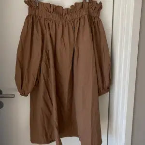 Rost/brun offshoulder klänning i nyskick!