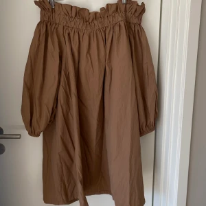 Offshoulder klänning - Rost/brun offshoulder klänning i nyskick!