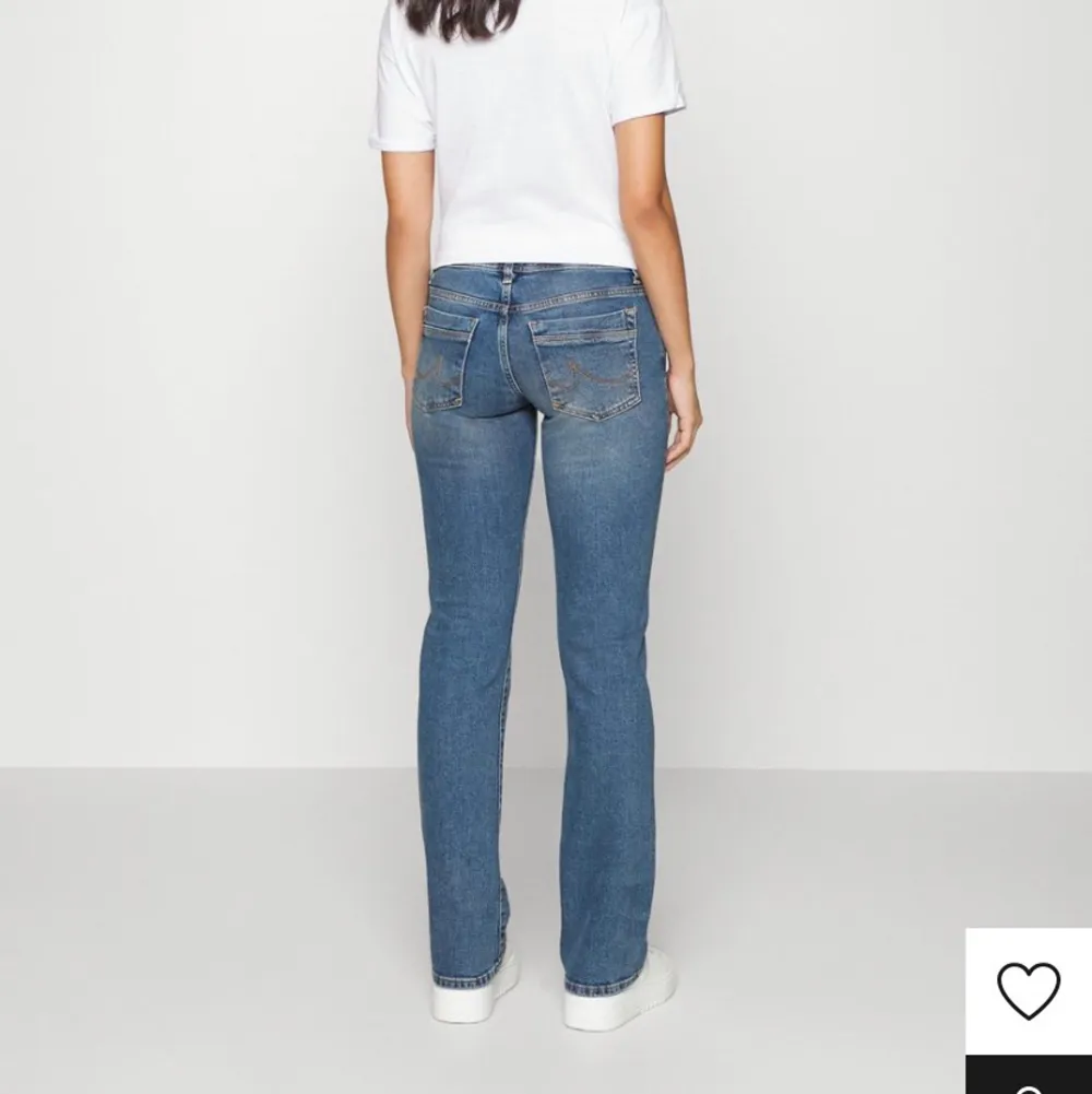 Är osäker på om jag vill sälja dessa, mina näst intill oanvända lågmidjade Ltb jeans, säljer endast vid bra bud. Använda ca. 4 gånger💕 Nypris 829, mitt pris 600. Jeans & Byxor.
