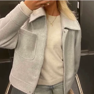 Na-kd - Säljer min jätte fina kappa/jacka då den inte kommer till användning längre. Bra skick men lite nopprig. Storlek 34 men passar 36. Lånad bild