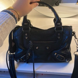 Balenciagaliknande väska - Säljer nu min balenciagaliknande väska i svart. Den är i använt men okej skick💕 bud på 850kr