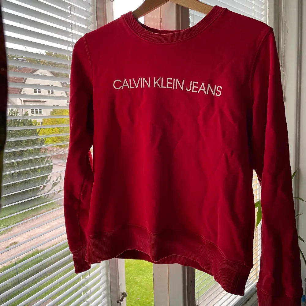En supersnygg tröja från Calvin Klein.  I bild två är det små hål bak på tröjan som knappt syns men därav nedsatt pris . Tröjor & Koftor.