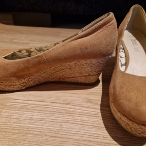 Strl 38 nya Jennifer  - Skor storlek 38, nya.    vissa skor behöver rengöras, de låg i en påse med andra skor, så de kan vara smutsiga eller dammiga, mycket bra skick, perfekt skick eller nya skor, storlek 37 eller 37,5 och alla skor passar 24 cm eller 23,5 cm