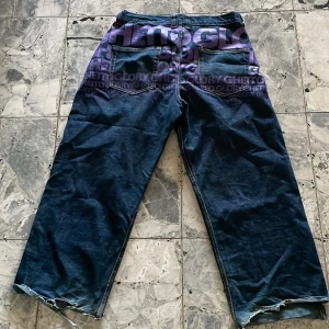 Baggy getto glory jeans - ascoola baggy jeans med tryck bak där det står "ghetto glory". säljer pga att dom inte längre kommer till nån användning tyvärr. pris kan diskuteras