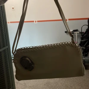 Y2k väska  - Säljer en helt ny y2k väska köpt idag men va lite för stor så vill se hur mycket folk budat på den ord:350kr pris kan diskuteras 