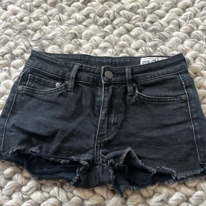 Jeans shorts - Dessa så snygga svarta jeansshortsen ifrån Crocker, älskar dom men de är tyvärr för små😫😫